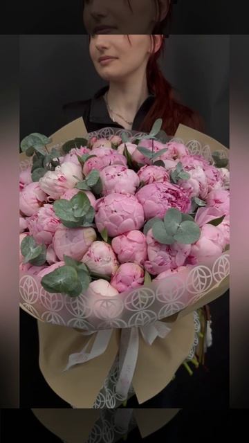 розовые пионы с эвкалиптом