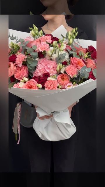 букет из коралловых,розовых и бордовых роз с эустомой,гвоздикой и эвкалиптом.