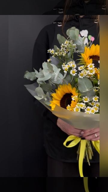 букет из подсолнухов с ромашками и эвкалиптом.