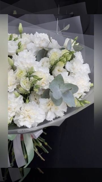 Букет из белых эустом и белых гвоздик с эвкалиптом.