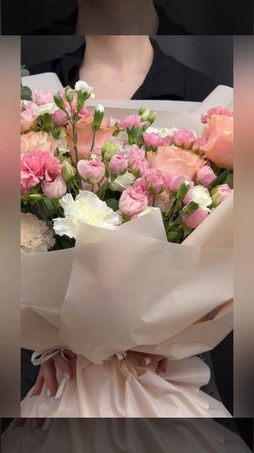 букет их кремовых пионовидных роз,белой эустомы и гортензии.