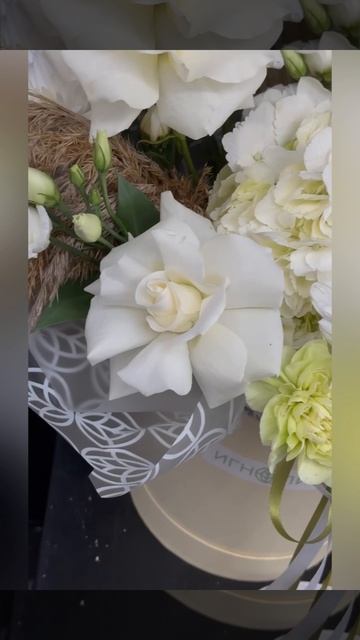 композиция из белых роз, гортензии, кустовой хризантемы, эустомы и сухоцветов в шляпной коробке