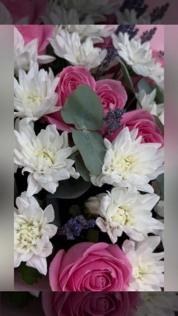 Букет из розовых роз и белых хризантем с эвкалиптом.