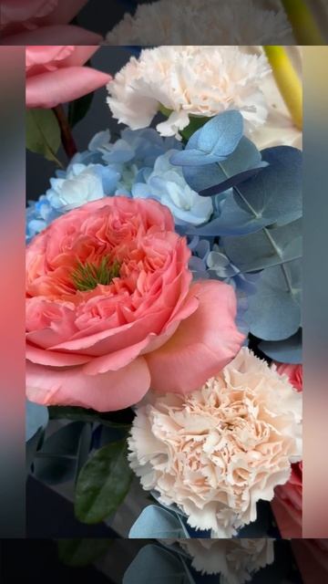 Композиция из пионовидных роз,гортензии,антуриума и эвкалипта в крафтовой коробке