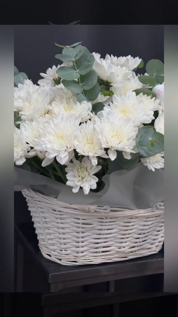 Корзина из белых кустовых хризантем с эвкалиптом