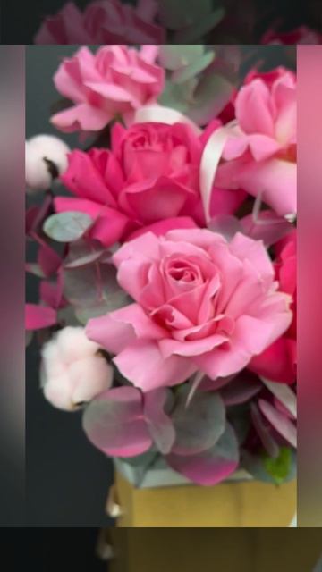 Композиция в коробке из малиновых французских роз с эвкалиптом и хлопком