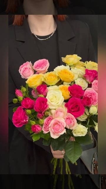 букет из 11 розовых,белых,жёлтых и малиновых кустовых роз.
