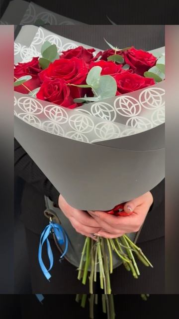 Букет из 11 красных роз с эвкалиптом