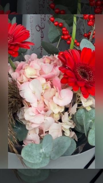 букет из красных гербер, розовой гортензии и красного илекса с эвкалиптом и злаками