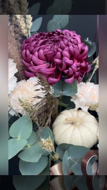 композиция из бордовых хризантем, кремовых гвоздик, эвкалипта и белой декоративной тыквы в коробке