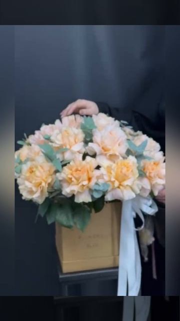 кремовые французские розы с эвкалиптом в коробке