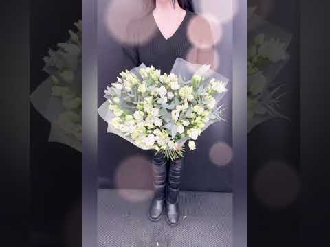 букет из 15 белых эустом и эвкалипта в светлой упаковке
