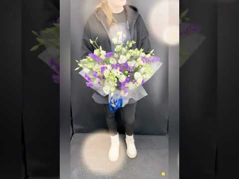 букет из белой эустомы и фиолетовой статицы в декоративной упаковке