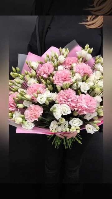 букет из розовых гвоздик и белой эустомы.