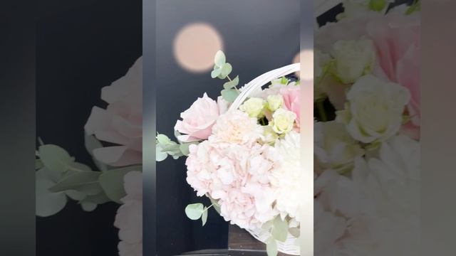 композиция из розовой и салатовой гортензии, белых одноголовых хризантем и эвкалипта в корзине