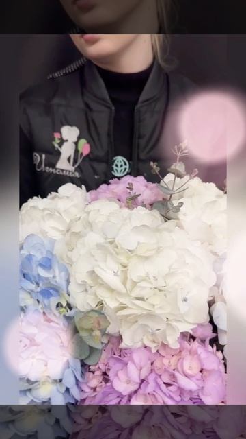 21 розовая и голубая гортензия с эвкалиптом в букете.