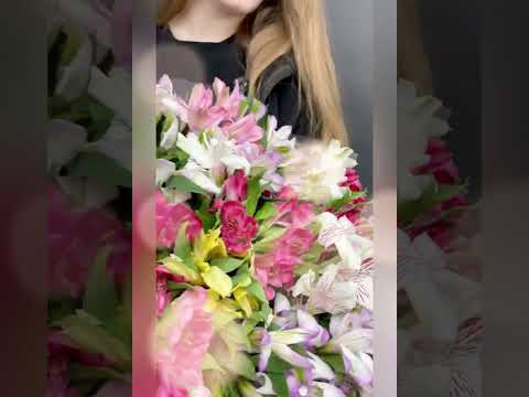 букет из 35 розовых и белых альстромерий в светлой упаковке