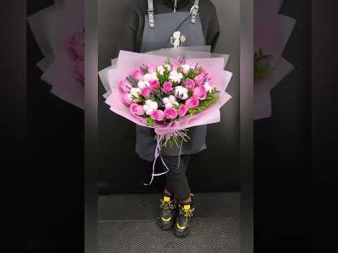 букет из розовых роз,лаванды и хлопка.