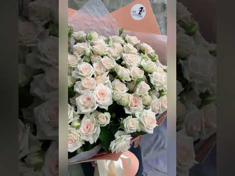 букет из 35 кустовых кремовых и светло-розовых роз