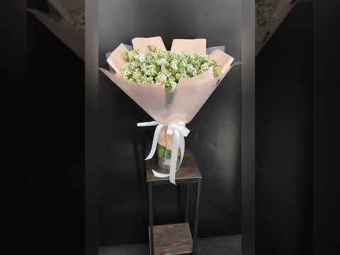 белая эустома и кустовые ромашки в букете.