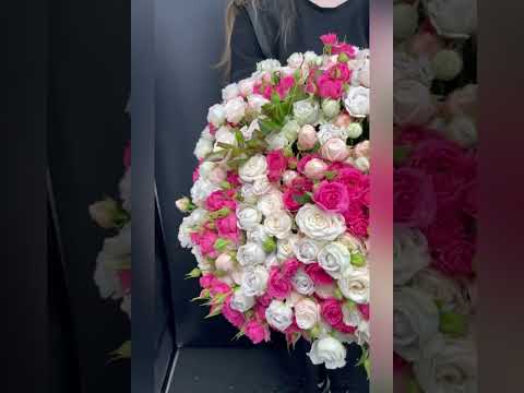 Букет из 101 кустовой розы, розовые и белые розы