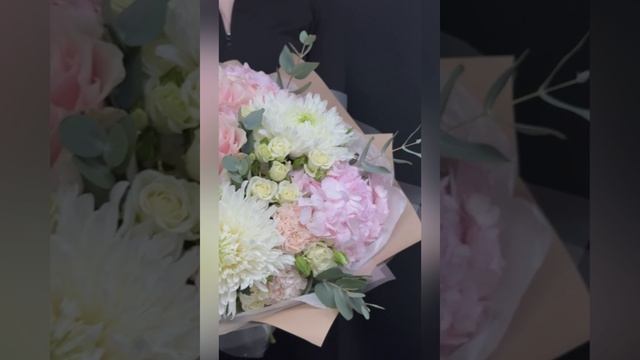 букет из белых одноголовых хризантем с розовыми гортензиями и белой эустомой с эвкалиптом.