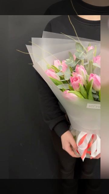 букет из розовых тюльпанов и эвкалипта.