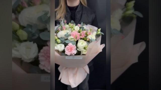 букет из белых ранункулюсов,розовых гвоздик и белой эустомы.