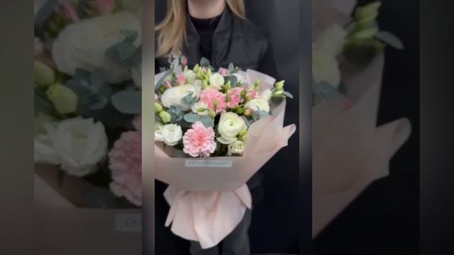 букет из белых ранункулюсов,розовых гвоздик и белой эустомы.