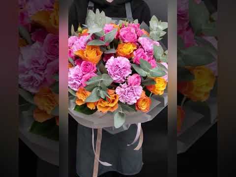 букет из оранжевых роз и розовых гвоздик с эвкалиптом.