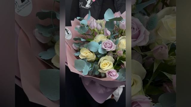 Букет из сиреневых кустовых и белых роз с эвкалиптом