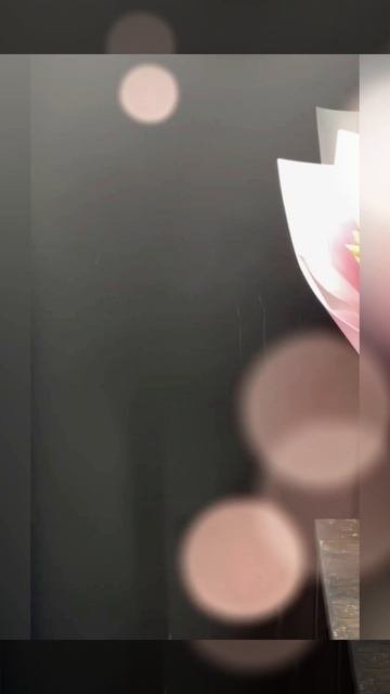 букет из синих гиацинтов и белой эустомы с гипсофилой в розовой упаковке.