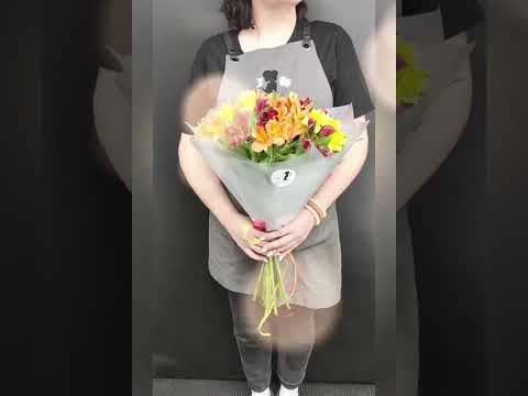 букет из 15 разноцветных альстромерий в светло-серой упаковке