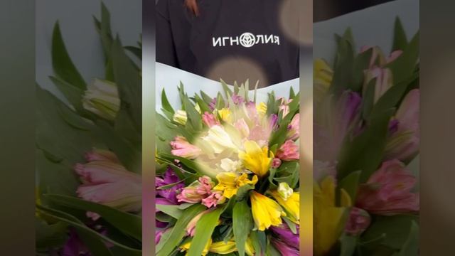 букет из 21 разноцветной альстромерии в белой упаковке