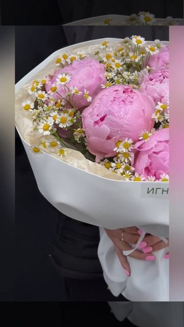 букет из розовых пионов и ромашек