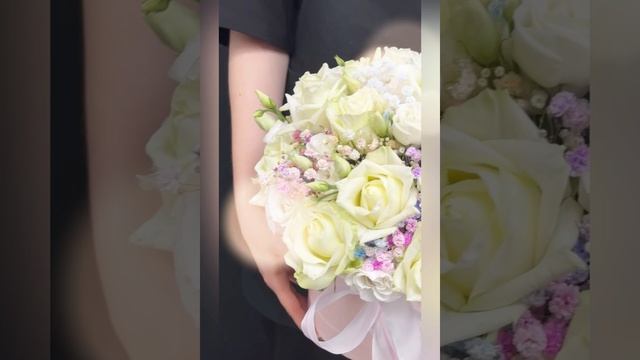 композиция из белых роз, белой эустомы, радужной гипсофилы в коробочке