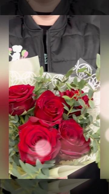 букет из 5 красных роз с эвкалиптом.
