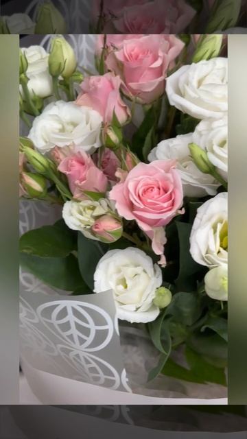 букет из розовых кустовых роз и белой эустомы.