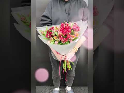 букет из 15 красных и розовых альстромерий в серой упаковке