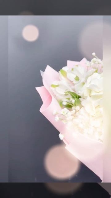 букет из белой гортензии и альстромерий с гипсофилой.