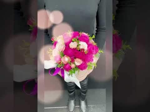 яркие и светлые розовые кустовые розы в шляпкой коробке