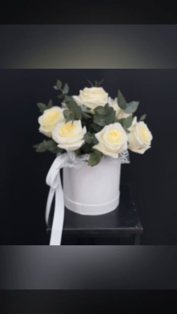 белые эквадорские розы с эвкалиптом в розовой шляпной коробке