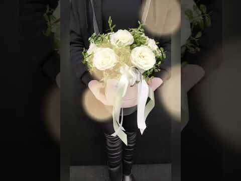 белые эквадорские розы с эвкалиптом в розовой шляпной коробке