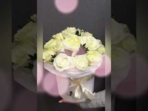 Композиция из белых роз в шляпной коробке