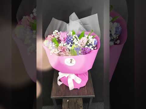букет из розовых и синих гиацинтов с белой гипсофилой.