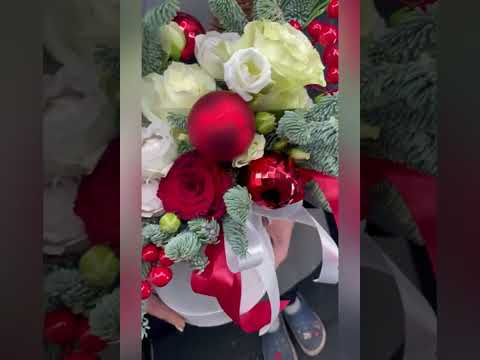 композиция из красных и белых роз, нобилиса, гиперикума и новогодних шаров в коробке