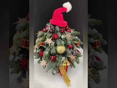 Композиция из нобилиса и новогоднего декора «Морозные ягоды»