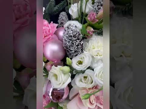 композиция из роз, эустомы, альстромерии, диантусов, брунии, нобилиса и белого лагуруса в коробке