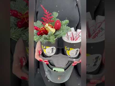 композиция из нобилиса, хлопка, шишек, декоративных шаров и конфет в кофейных стаканчиках