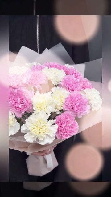 букет из белых и розовых гвоздик.